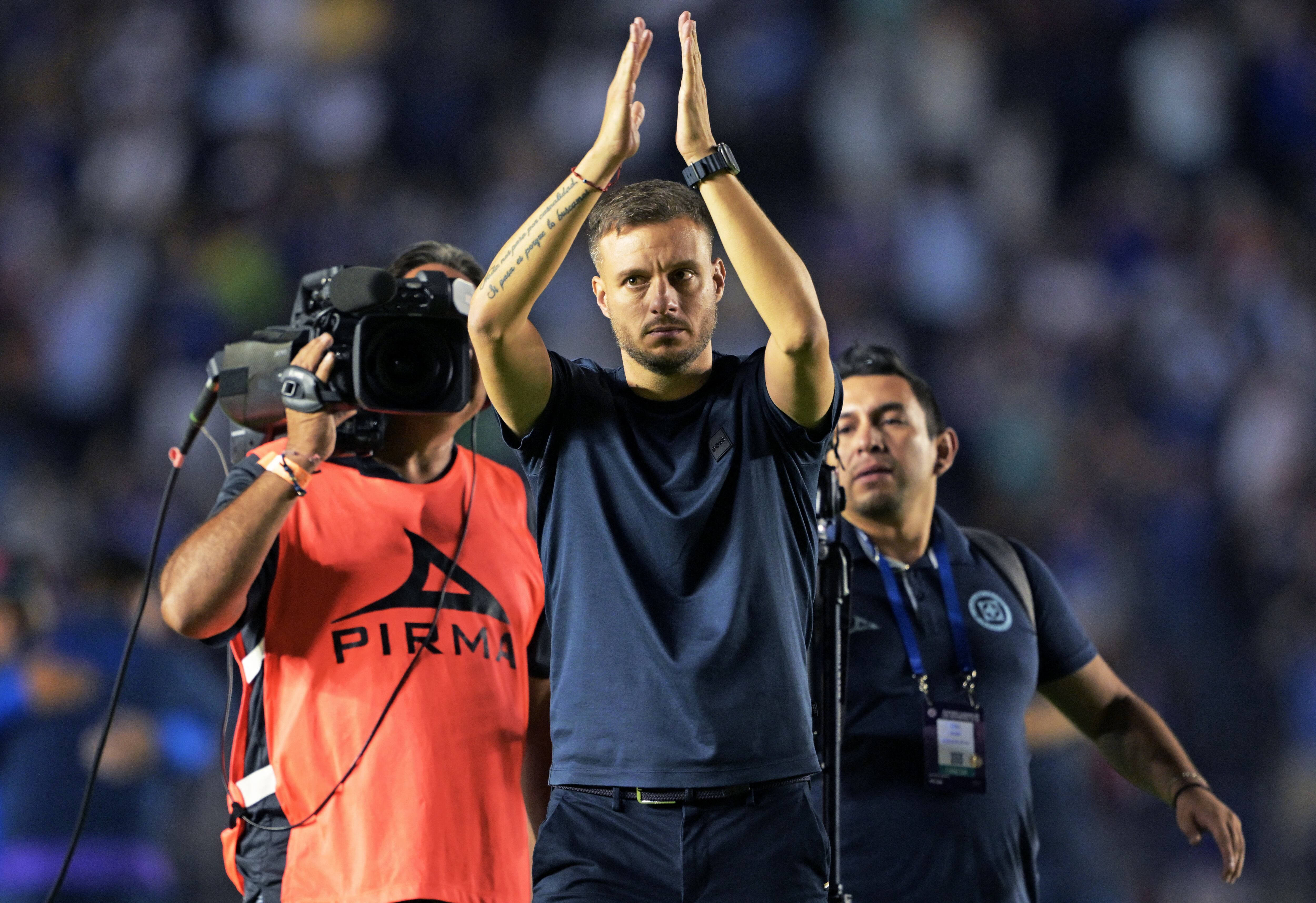 El entrenador de Cruz Azul, Martín Anselmi, saluda a sus seguidores tras su victoria sobre Monterrey durante el torneo Clausura mexicano.