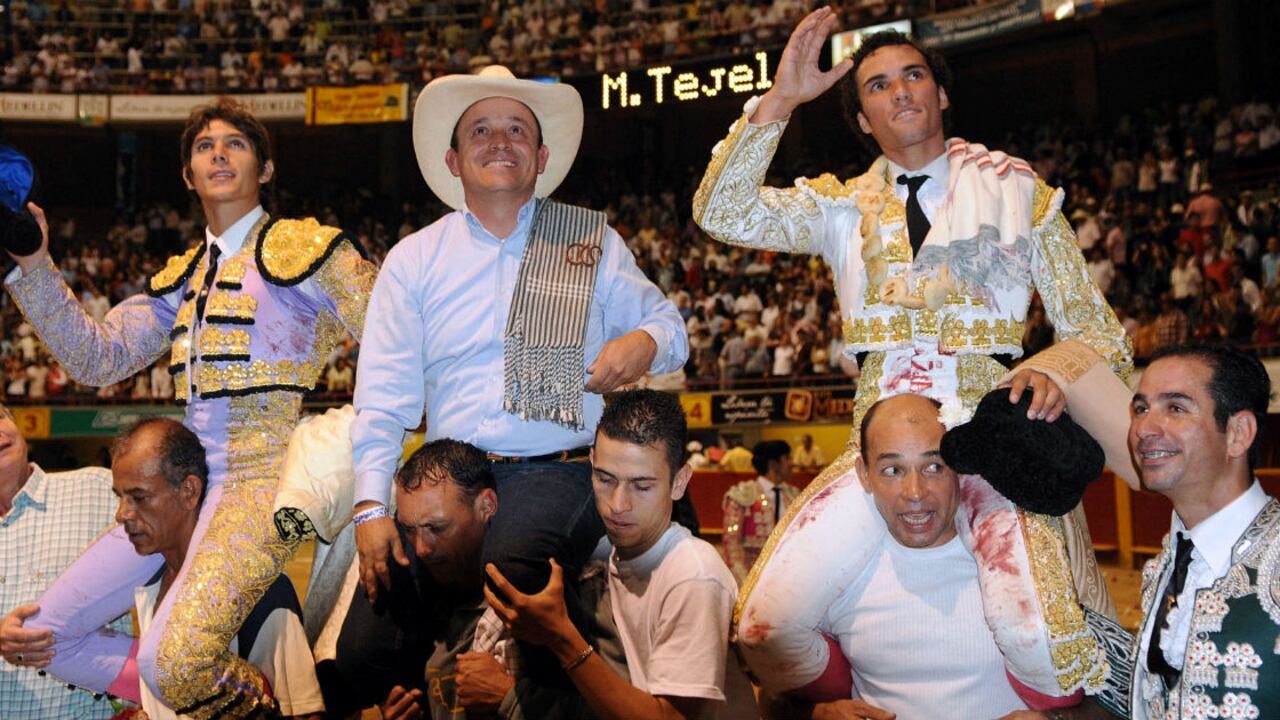 Santiago Uribe Vélez, en una de sus pocas apariciones públicas. En la imagen, en la plaza de toros La Macarena de Medellín junto a los toreros Sebastián Castella y Matías Tejela.
