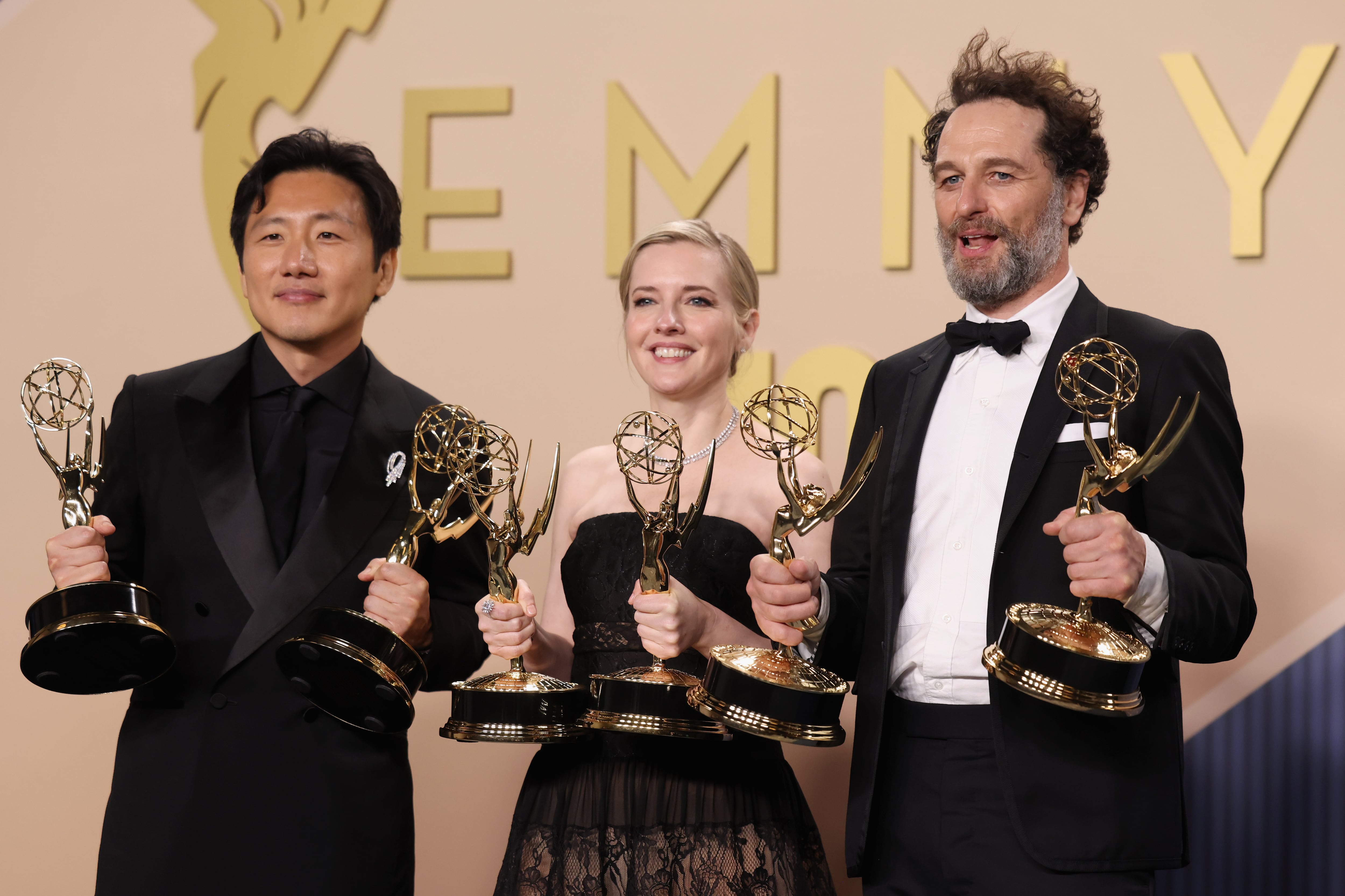 Las estrellas de Widow’s Bay Hiro Murai, Katie Dippold y Matthew Rhys eligieron el color negro para la gala de los Emmy.