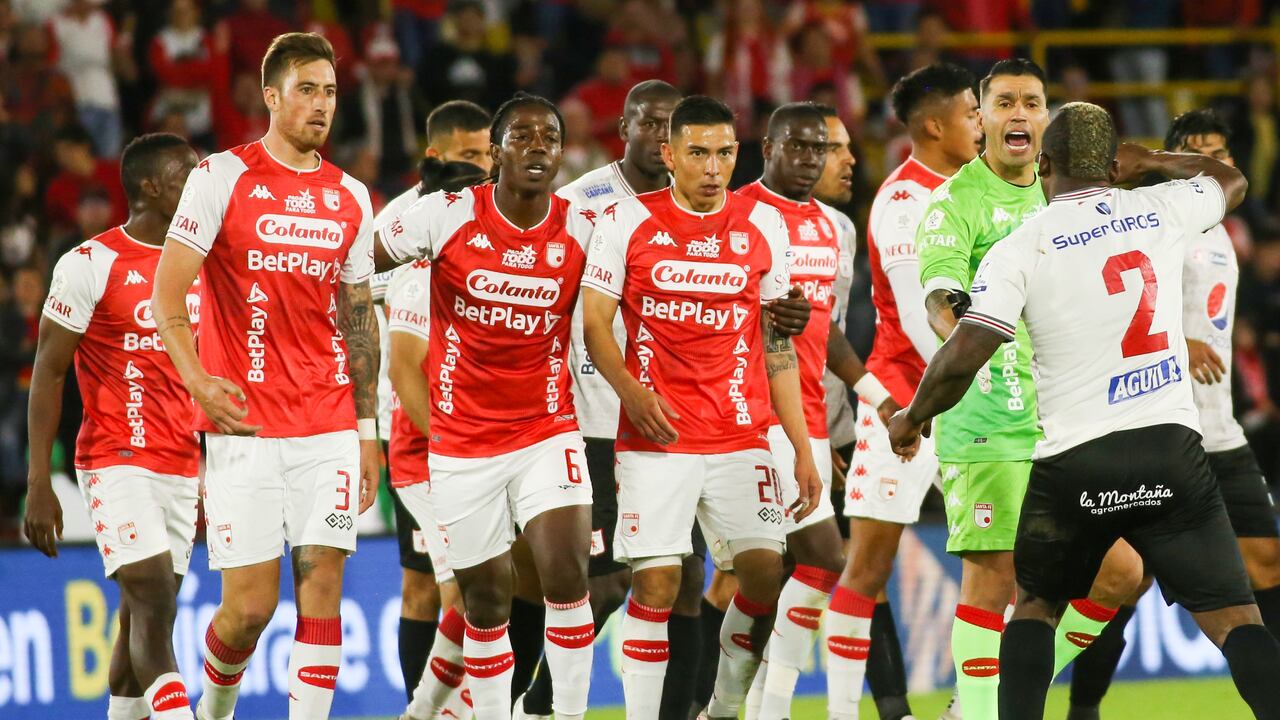 Jugadores de Independiente Santa Fe en un partido contra el América de Cali.