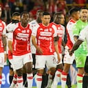 Jugadores de Independiente Santa Fe en un partido contra el América de Cali.