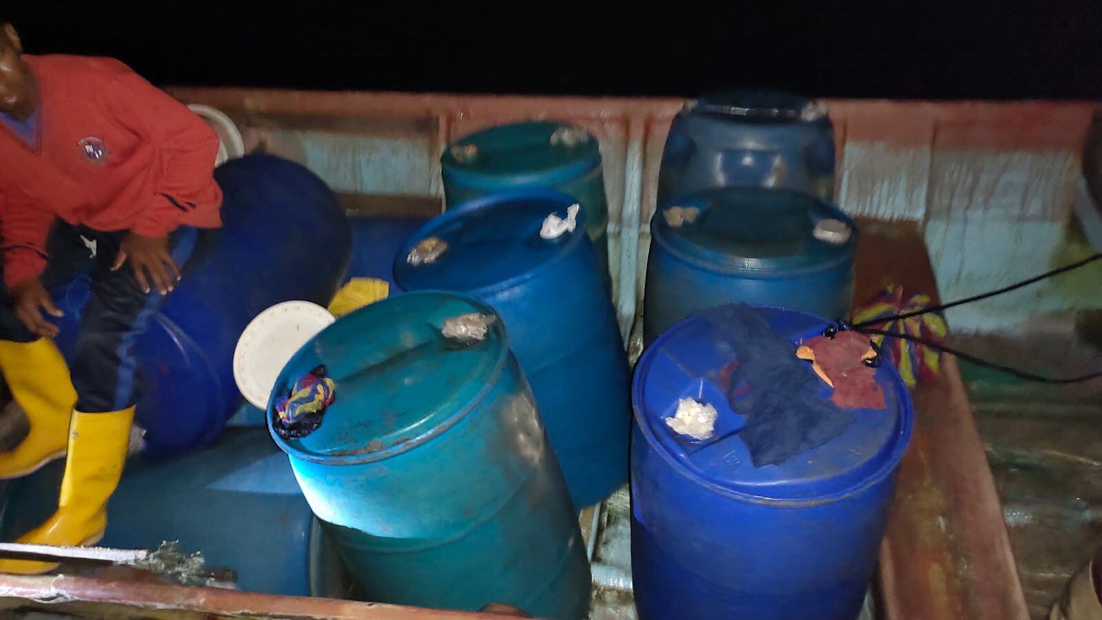 Armada logra incautar más de 3 mil galones de combustible de contrabando en aguas del Pacífico.