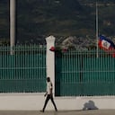 La bandera de Haití ondea a media asta en el Palacio Presidencial, en Puerto Príncipe, el sábado 10 de julio de 2021, tres días después del asesinato del presidente Jovenel Moise. (AP Foto/Fernando Llano)