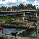 ARCHIVO - La gente se baña en el río Masacre, llamado así por una sangrienta batalla entre colonizadores españoles y franceses en el siglo XVIII, en la frontera con Haití en Juana Méndez, República Dominicana, el 19 de noviembre de 2021. El presidente de República Dominicana, Luis Abinader, anunció el 11 de septiembre de 2023 que suspendió la emisión de visas a los haitianos. (AP Foto/Matias Delacroix, Archivo)