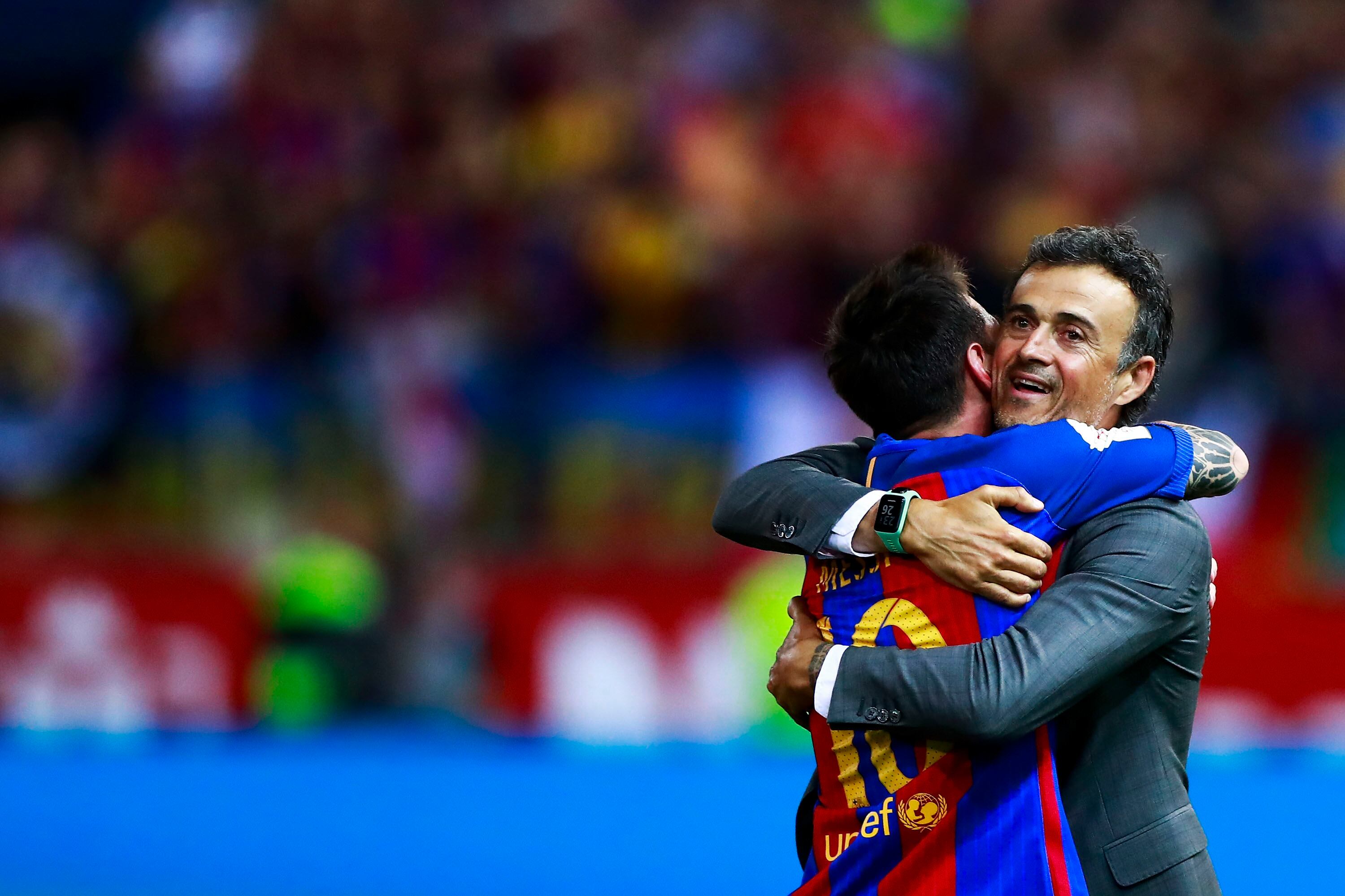 Abrazo entre Leo Messi y Luis Enrique en 2017