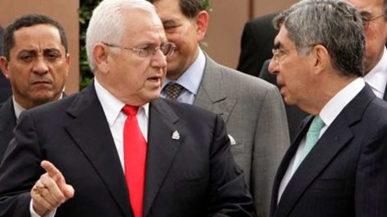 El Presidente interno de Honduras, Roberto Michelleti (izquierda) habla con el presidente de Costa Rica, Oscar Arias (derecha) después de un encuentro que sostuvieron para tratar de resolver la crisis de Honduras.