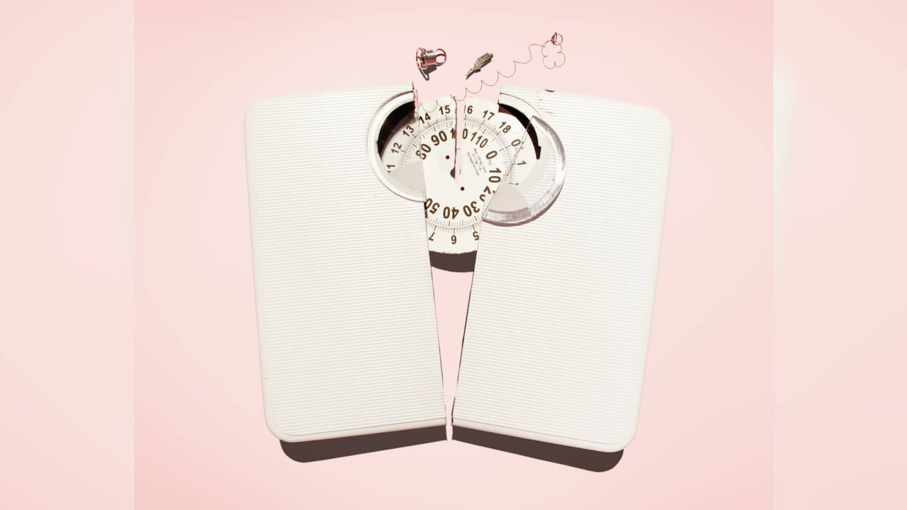 Especialistas indican que bajar el consumo de calorías ayuda a perder esos kilos de más. Foto: Getty Images.