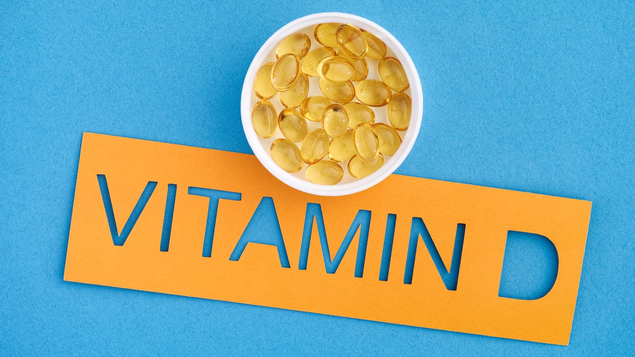 La vitamina D ayuda a mantener los huesos fuertes.