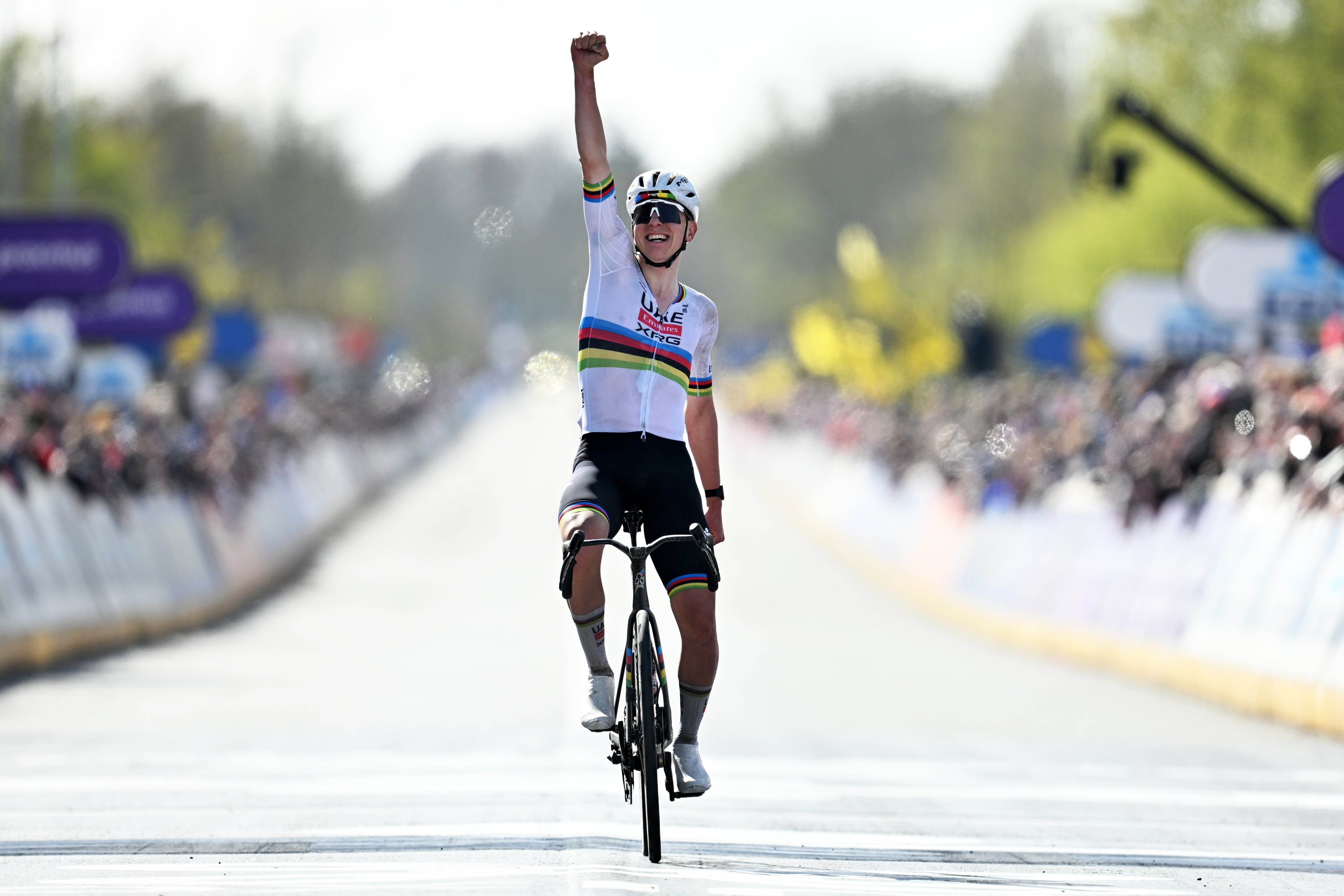 Tadej Pogacar viene de ganar el segundo monumento del año tras dejar en la ruta a Van der Poel (Photo by Dario Belingheri/Getty Images)