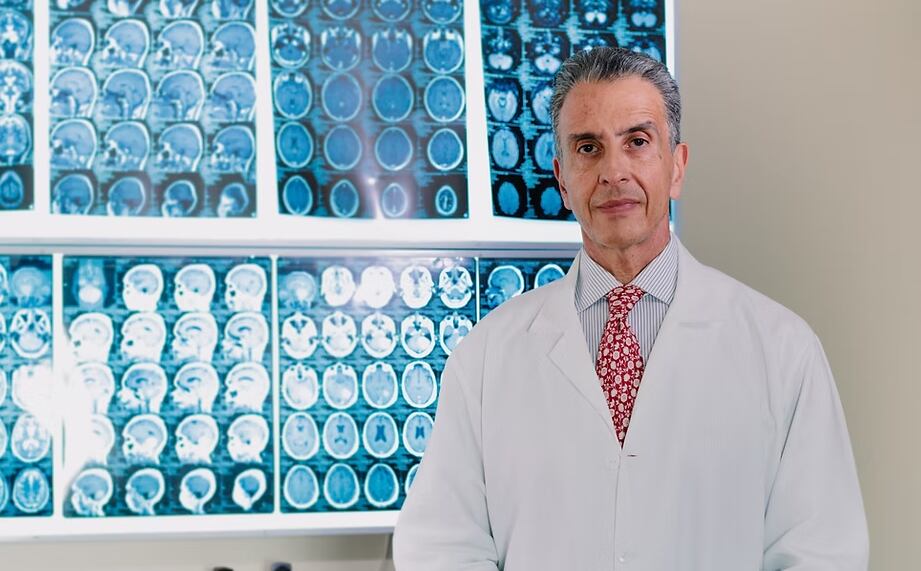 El doctor Fernando Hakim Daccach, jefe del Departamento de Neurocirugía del
Hospital Universitario Fundación Santa Fe de Bogotá