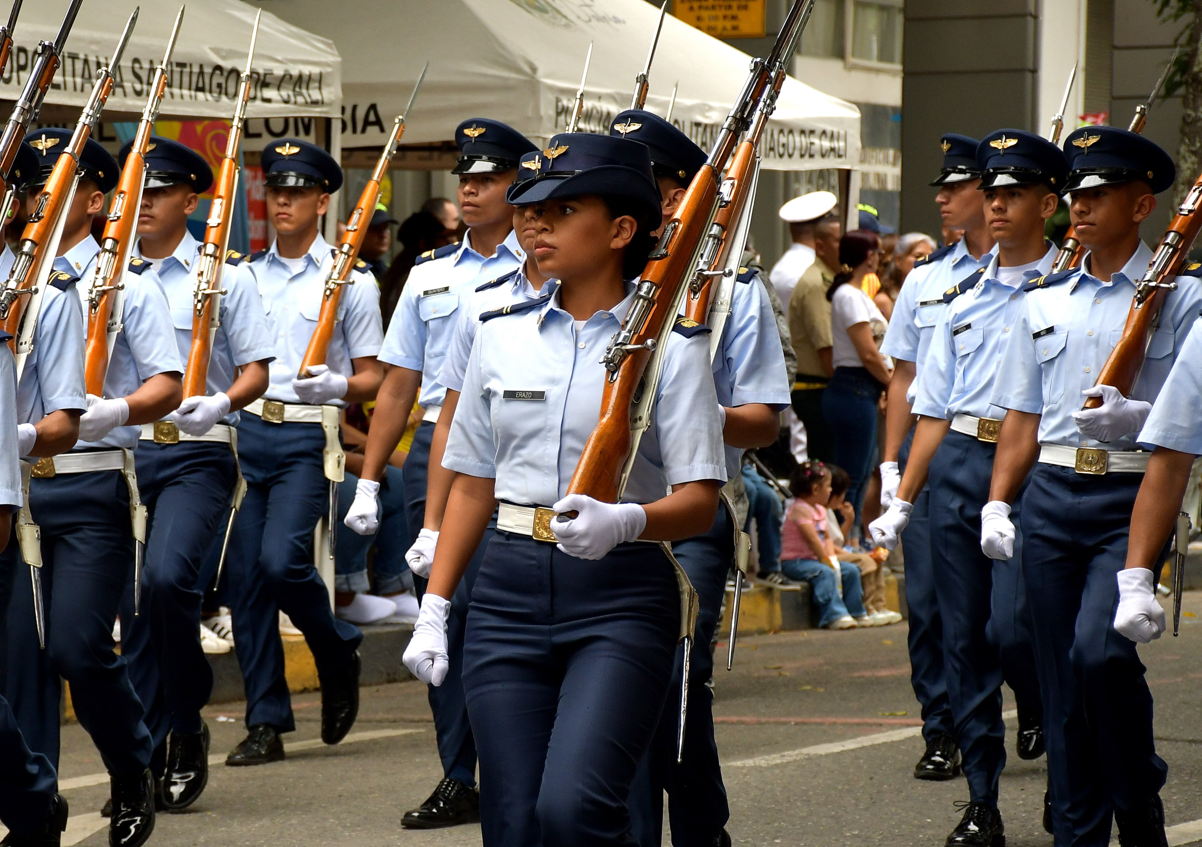 Este domingo 20 de julio, cientos de caleños llegaron hasta la tradicional Avenida Sexta, en el norte de Cali, para acompañar el desfile militar y policial con el que se conmemoraron los 215 años de la Independencia de Colombia, El desfile comenzó en la Plazoleta Jairo Varela y terminó en el CAI de Chipichape, en el norte de la ciudad y se convirtió en un acto lleno de civismo, orgullo patrio y reconocimiento a la labor de la Fuerza Pública. Fotos Raúl Palacios / El País.