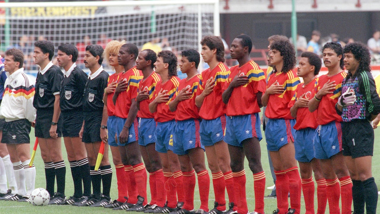 Die kolumbianische Fußballnationalmannschaft nimmt bei der Fußball-WM in Italien am 19.06.1990 im Mailänder Giuseppe-Meazza-Stadion vor dem letzten Gruppenspiel gegen Deutschland (1:1) Aufstellung für die Hymnen (v.r.): Rene Higuita, Gilardo Gomez, Luis Fernando Herrera, Leonardo de Jusus Alvarez, Freddy Rincon, Andres Escobar, Luis Fajardo Posada, Gabriel Gomez Jaramillo, Carlos Estrada, Luis Carlos Perea, Carlos Valderrama. Ganz links der deutsche Kapitän Lothar Matthäus an der Seite des Unparteiischen-Trios mit dem nordirischen Schiedsrichter Alan Snoddy (3.v.l.). Foto: Frank Kleefeldt +++(c) dpa - Report+++ (Photo by Frank Kleefeldt/picture alliance via Getty Images)