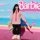 La cantante y compositora estadounidense Billie Eilish llega para el estreno mundial de "Barbie" en el Shrine Auditorium de Los Ángeles, el 9 de julio de 2023. (Foto de Michael Tran / AFP)