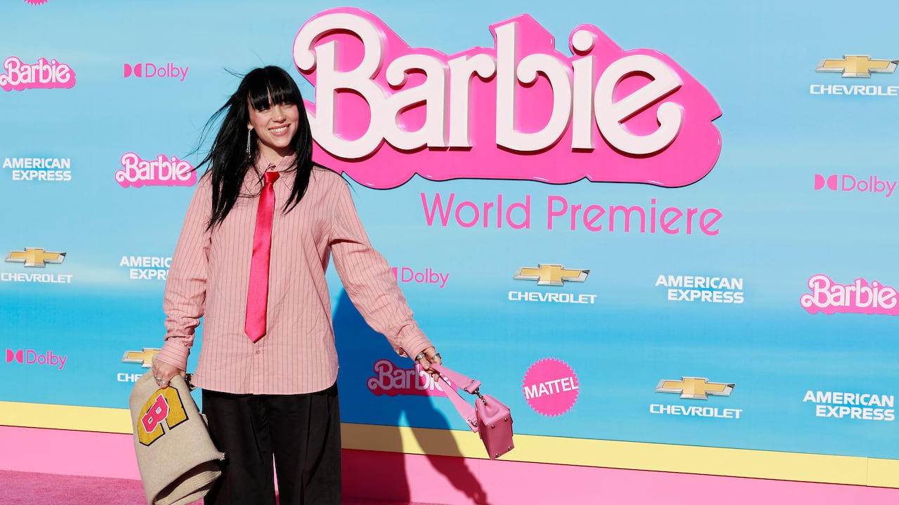 La cantante y compositora estadounidense Billie Eilish llega para el estreno mundial de "Barbie" en el Shrine Auditorium de Los Ángeles, el 9 de julio de 2023. (Foto de Michael Tran / AFP)