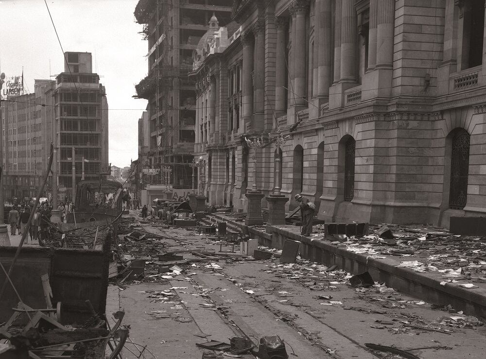 El registro de este acontecimiento dejó las imágenes de los tranvías incinerados y de Juan Roa Sierra, el supuesto asesino de Gaitán que fue linchado y arrastrado por el centro de la ciudad.