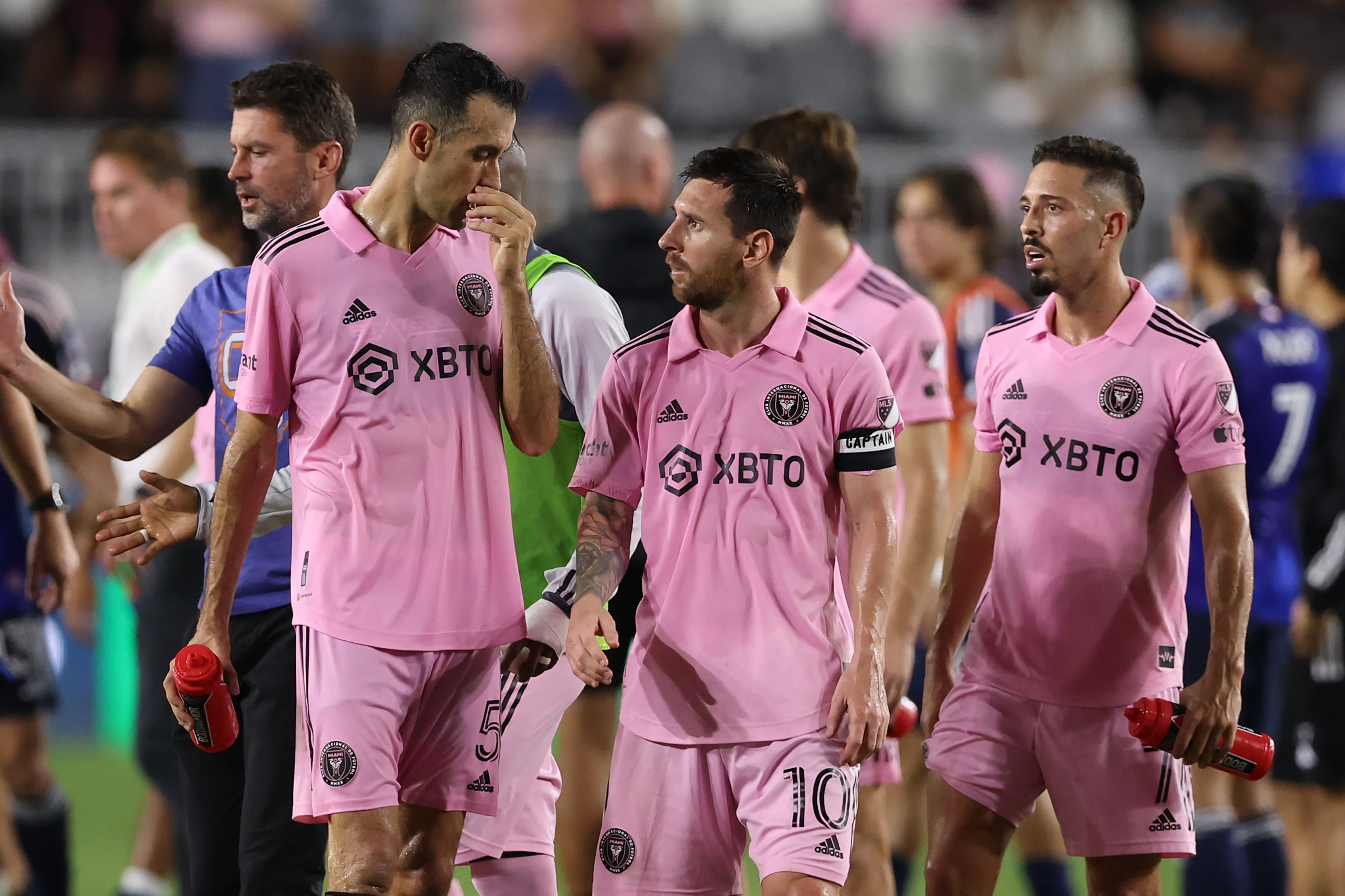 Lionel Messi # 10 del Inter Miami CF habla con Sergio Busquets # 5 después de un partido contra el FC Cincinnati en el estadio DRV PNK el 7 de octubre de 2023 en Fort Lauderdale, Florida. (Foto de Megan Briggs/Getty Images)