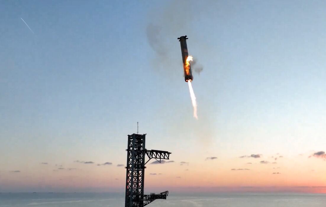 La empresa aeroespacial SpaceX ha demostrado su capacidad innovadora al atrapar el propulsor de su cohete Starship en pleno vuelo, un logro que podría cambiar el futuro de los lanzamientos espaciales.