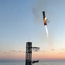 SpaceX logró un hito significativo al recuperar con éxito el propulsor de su megacohete Starship durante un vuelo de prueba, marcando un avance en la tecnología de reutilización de cohetes.