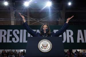 La vicepresidenta de Estados Unidos y candidata presidencial demócrata, Kamala Harris, sonríe durante un mitin de campaña en Jenison Field House de la Universidad Estatal de Michigan en East Lansing, Michigan, el 3 de noviembre de 2024.