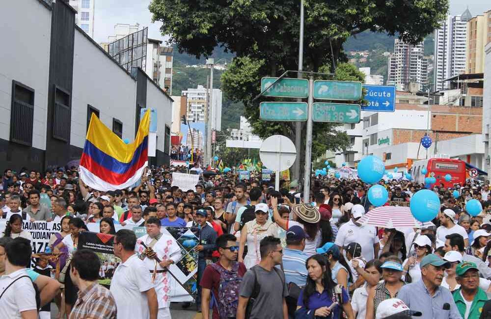 "Queremos decirles a los habitantes de Soto Norte que no estamos en contra de ellos, sino de la megaminería. Que lo que está en Colombia se quede en Colombia", dice un estudiante que participa en la marcha por el agua de Santurbán. Foto: Juan Camilo Gómez