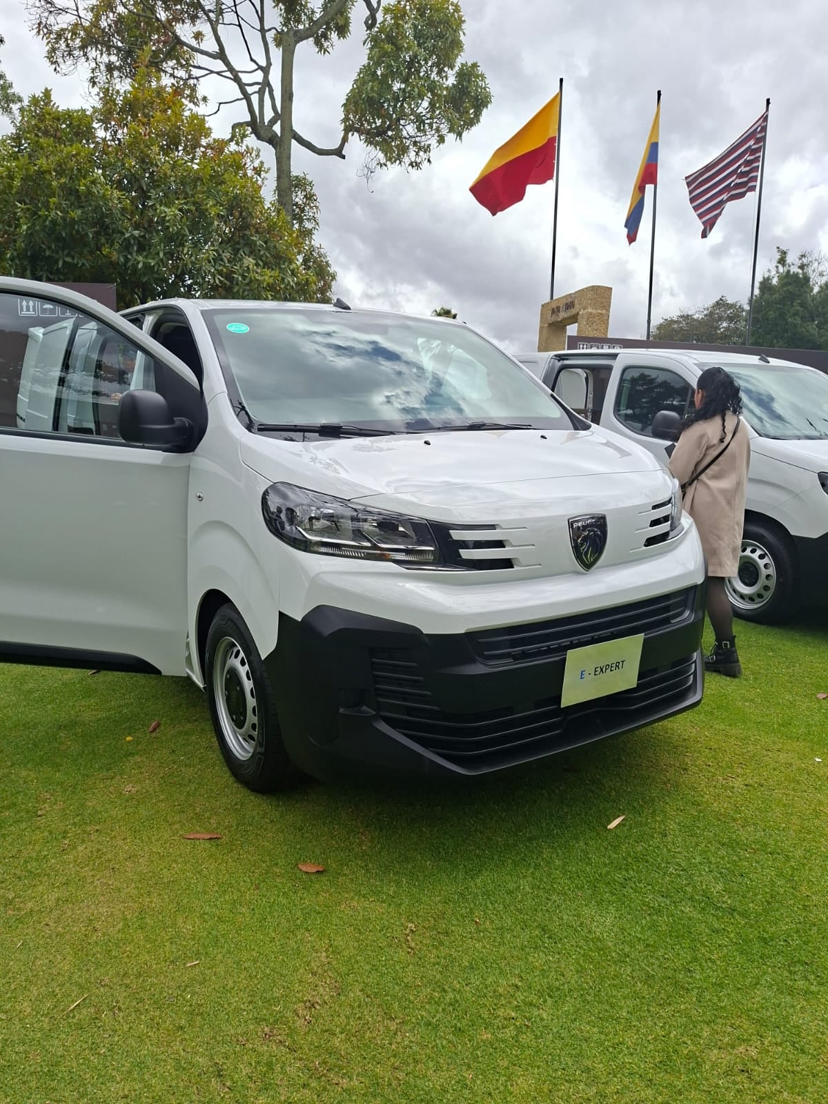 Los nuevos utilitarios de Peugeot cuentan con baterías de ion-litio y tecnología de carga rápida.