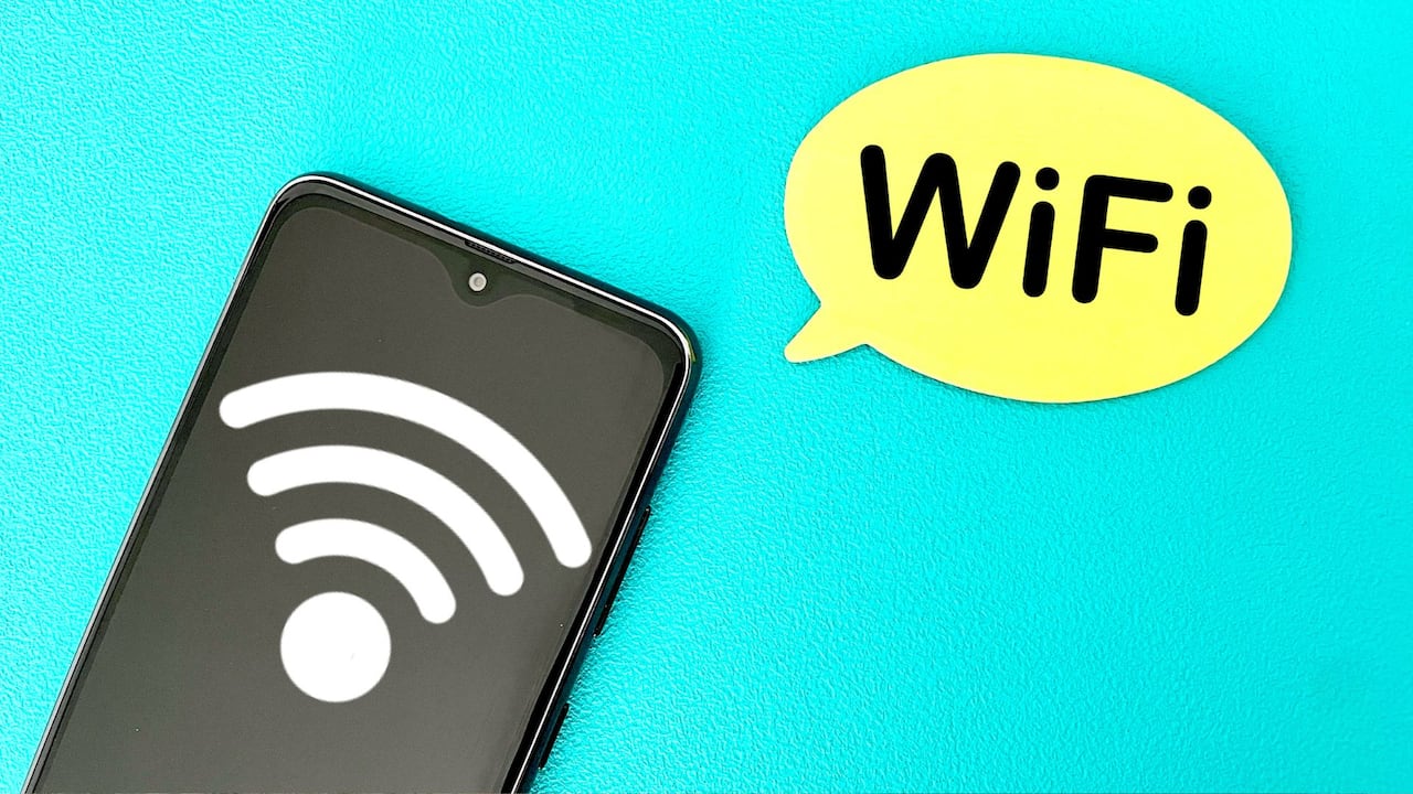 Imagen de referencia de teléfono conectando a una red wifi.
