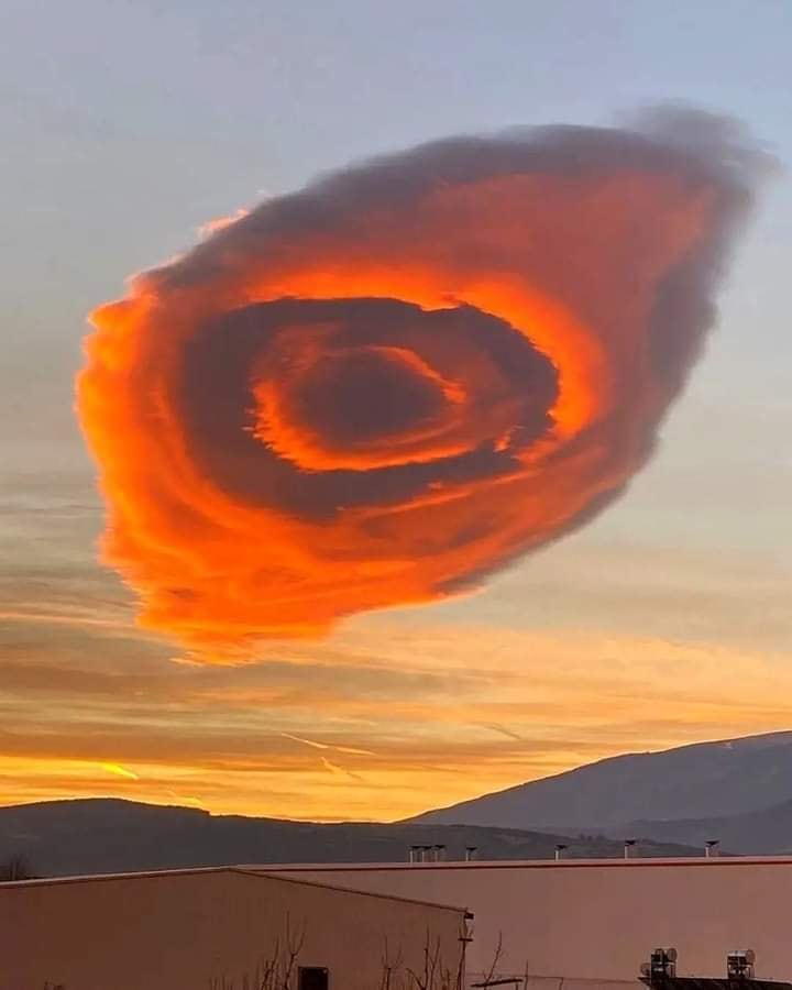 Nube en forma de ojo.