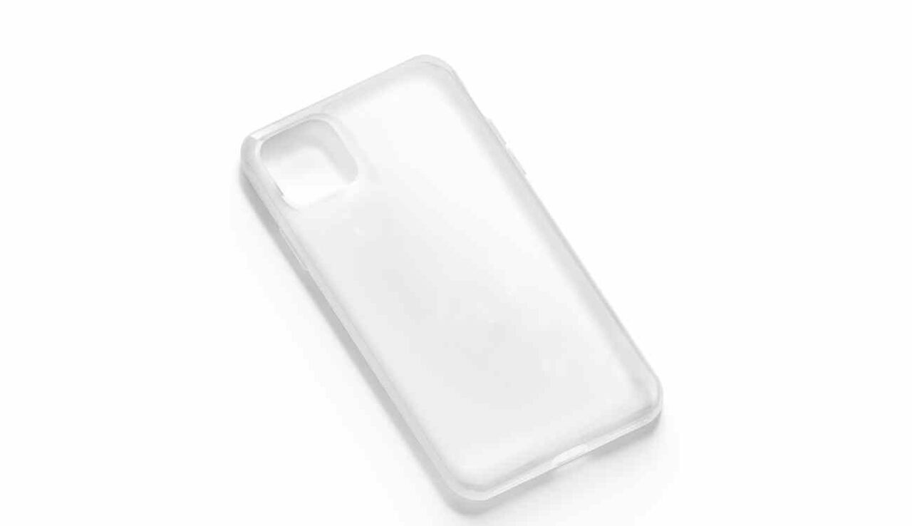 Es imposible recuperar la transparencia de la funda una vez que se pone amarilla