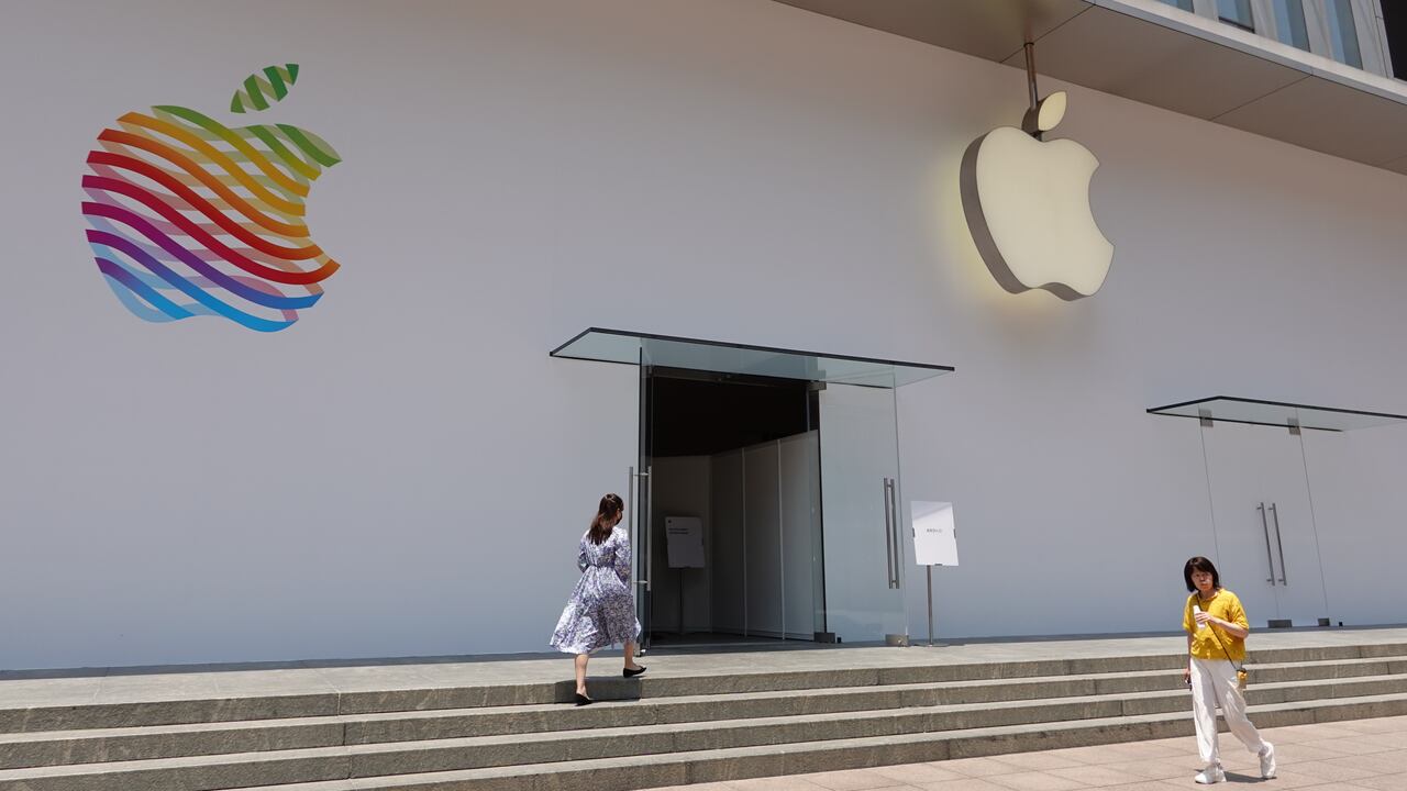 La compañía de Cupertino amenazó con expulsar de su programa de desarrolladores a quienes clonen aplicaciones y las distribuyan.