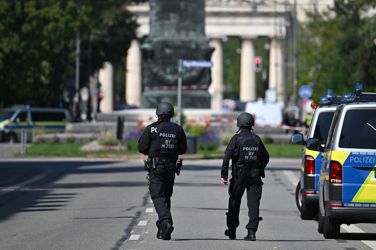 Los agentes de policía aseguran la zona tras un tiroteo cerca del edificio del Centro de Documentación sobre la Historia del Nacionalsocialismo (NS-Dokumentationszentrum) en Múnich, sur de Alemania, el 5 de septiembre de 2024.