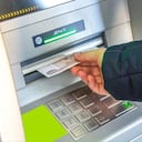 La sencilla medida que recomiendan los expertos para proteger su dinero al usar un cajero.