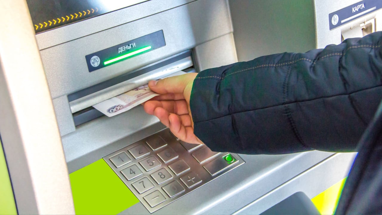 La sencilla medida que recomiendan los expertos para proteger su dinero al usar un cajero.
