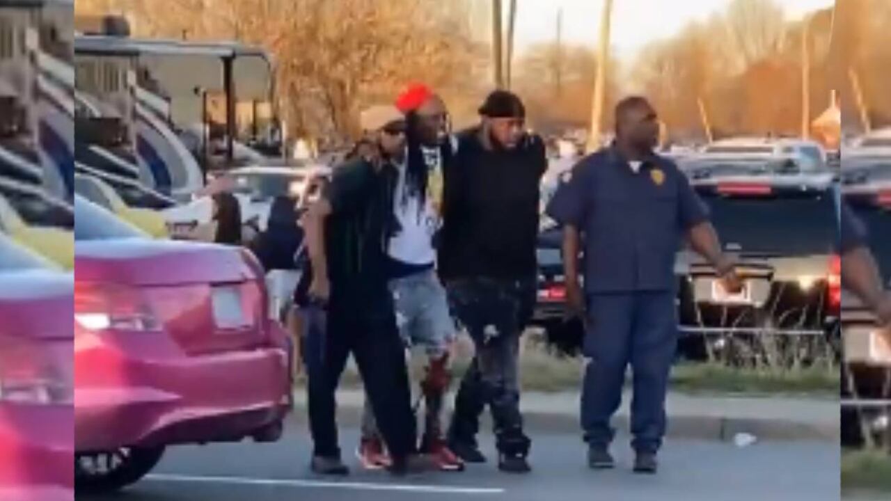 Una persona muerta y decenas de heridos en tiroteo durante exposición de carros en Arkansas