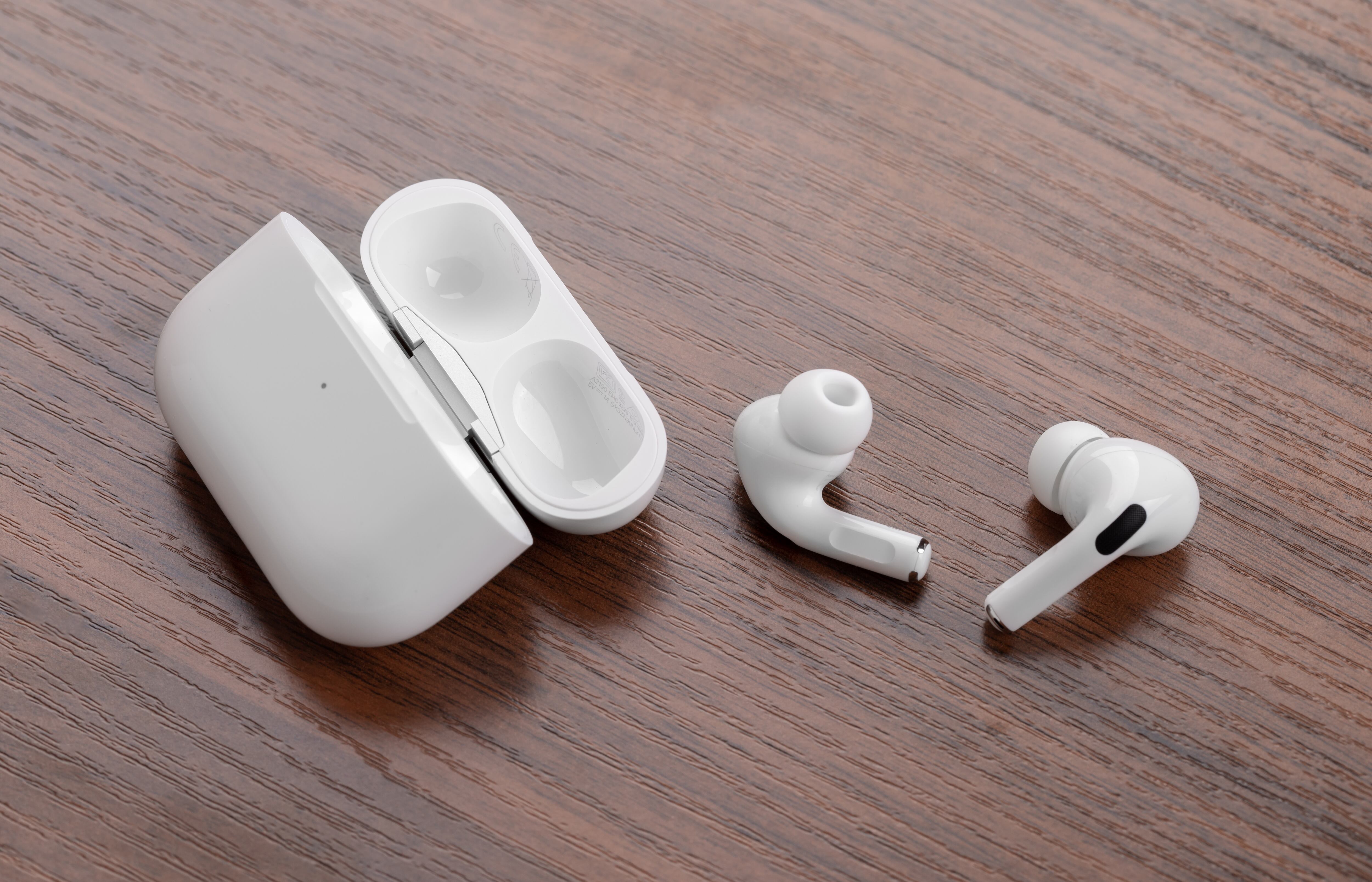 Varios aspectos pueden ayudar a identificar si unos AirPods son originales.