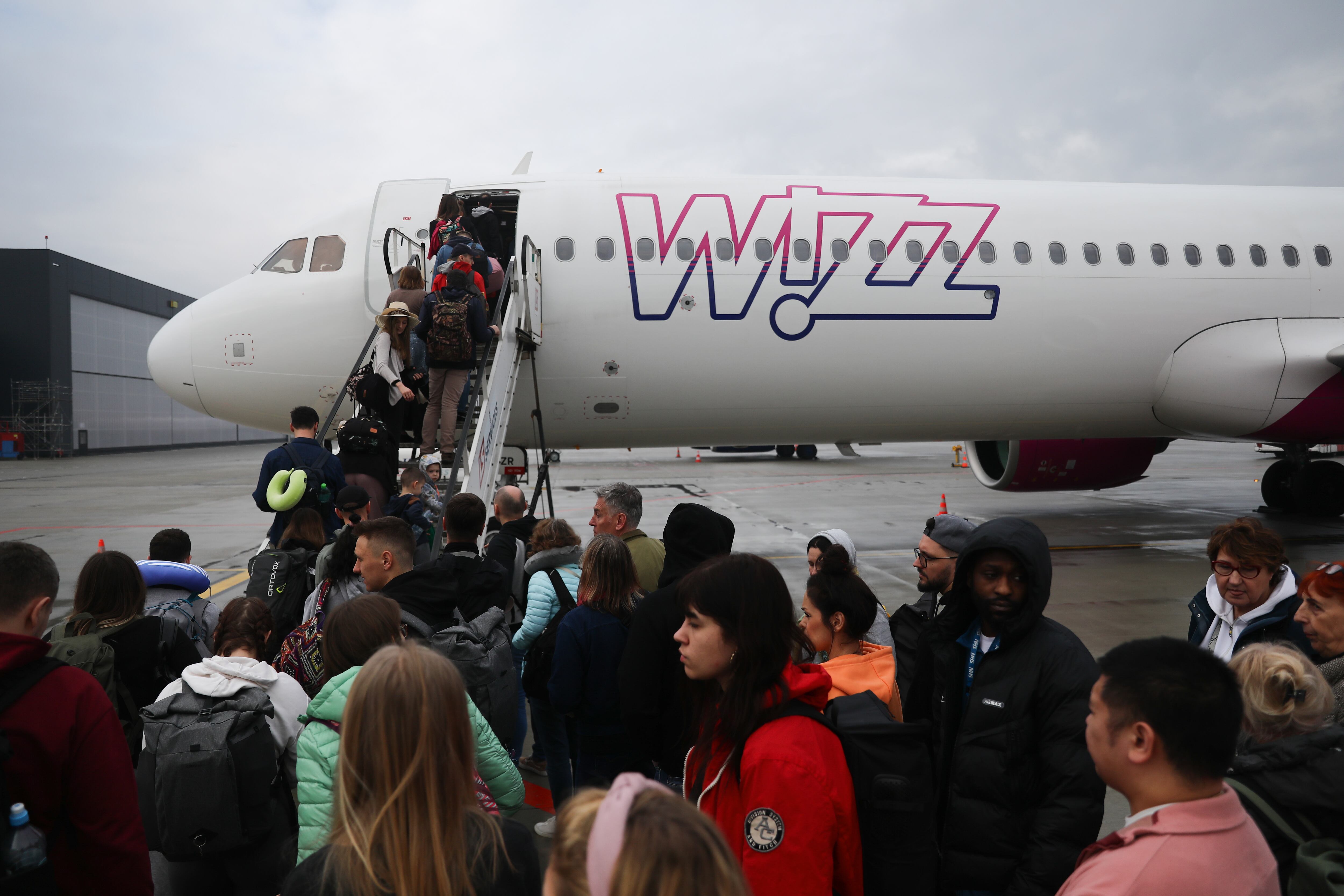 La gente aborda el avión de Wizz Air en el aeropuerto de Katowice, Polonia, el 28 de febrero de 2024. (Foto de Jakub Porzycki/NurPhoto vía Getty Images)