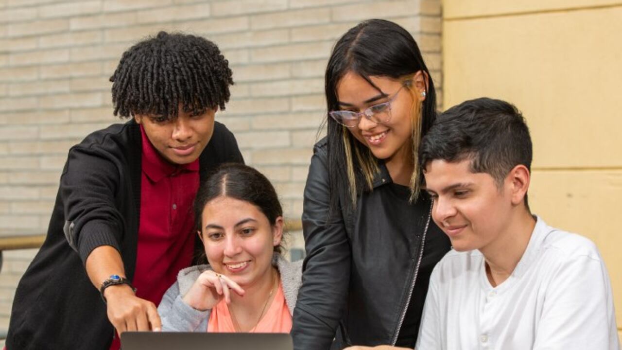 Los programas se enriquecen con materiales actualizados que abordan tendencias y desafíos actuales de cada disciplina.