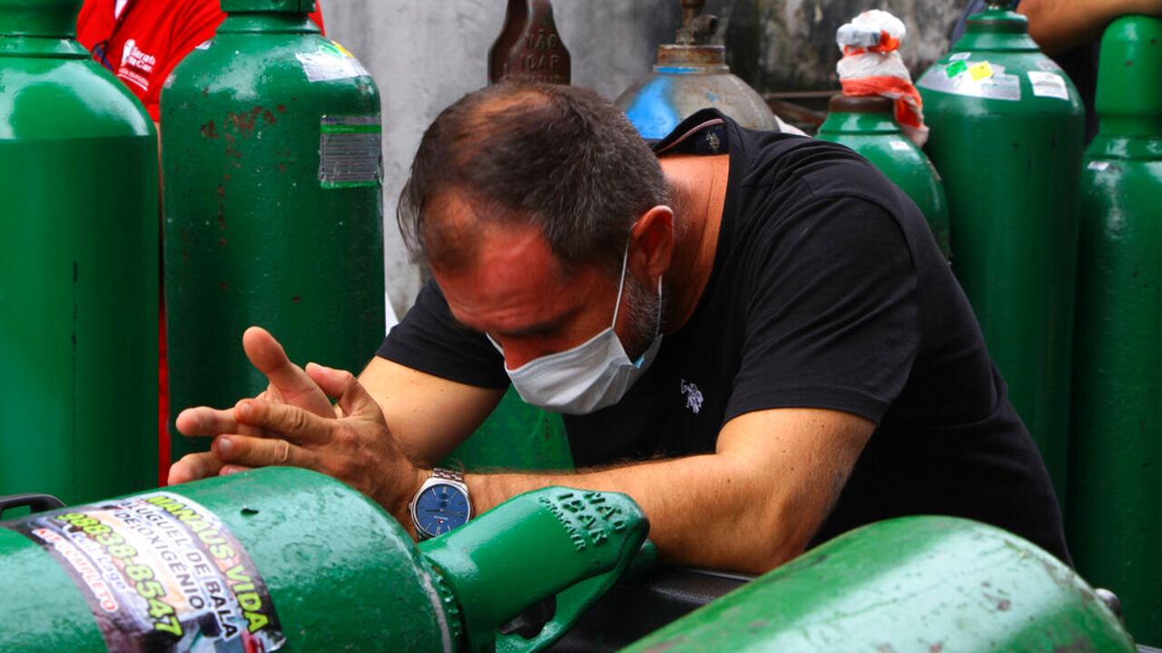 Hasta ahora los expertos están centrados en un pequeño número de variantes de SARS-CoV-2: la variante detectada por primera vez en Reino Unido que se ha convertido en dominante en gran parte del país y que se ha extendido por otros 50 países. La variante de sudafricana que también ha sido descubierta en al menos otros 20 países incluidos Reino Unido y la variante de Brasil (P1 y P2).