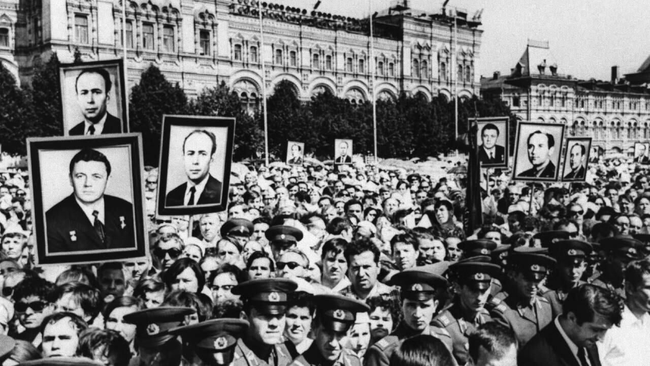 Las multitudes llenan la Plaza Roja para llorar a los tres cosmonautas Soyuz 11 que murieron durante el reingreso después de instalar la estación espacial científica Salyut. -Foto: Getty Images, / Autor: Bettmann