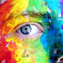 Otra forma de cambiar el color de los ojos sin necesidad de operaciones estéticas, se da por medio de los lentes de contacto de colores, sin embargo, un mal cuidado y procedimiento puede generar diferentes consecuencias bacterianas para los ojos.