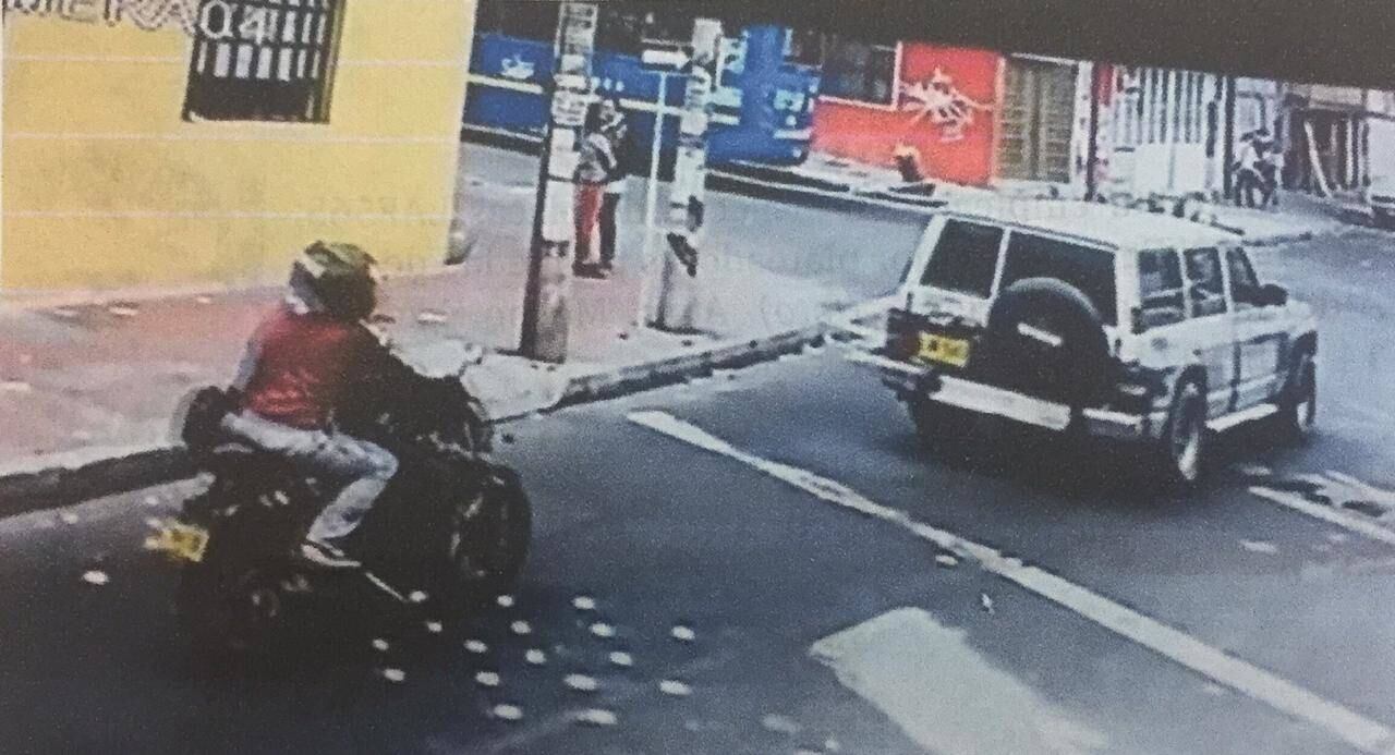 Imágenes del carro al interior de la Escuela General Santander
