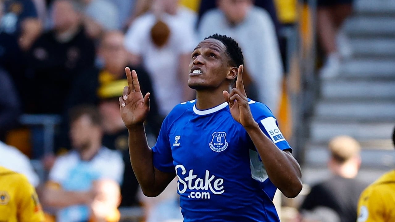 Yerry Mina marca gol con el Everton al Wolves.