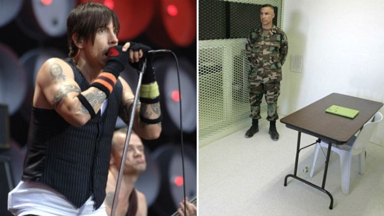 Anthony Kiedis, vocalista de Red Hot Chili Peppers (i). A la derecha, Echo Camp, uno de los siete centros de dentención en la bahía de Guantánamo dirigidos por el ejército de EE. UU.