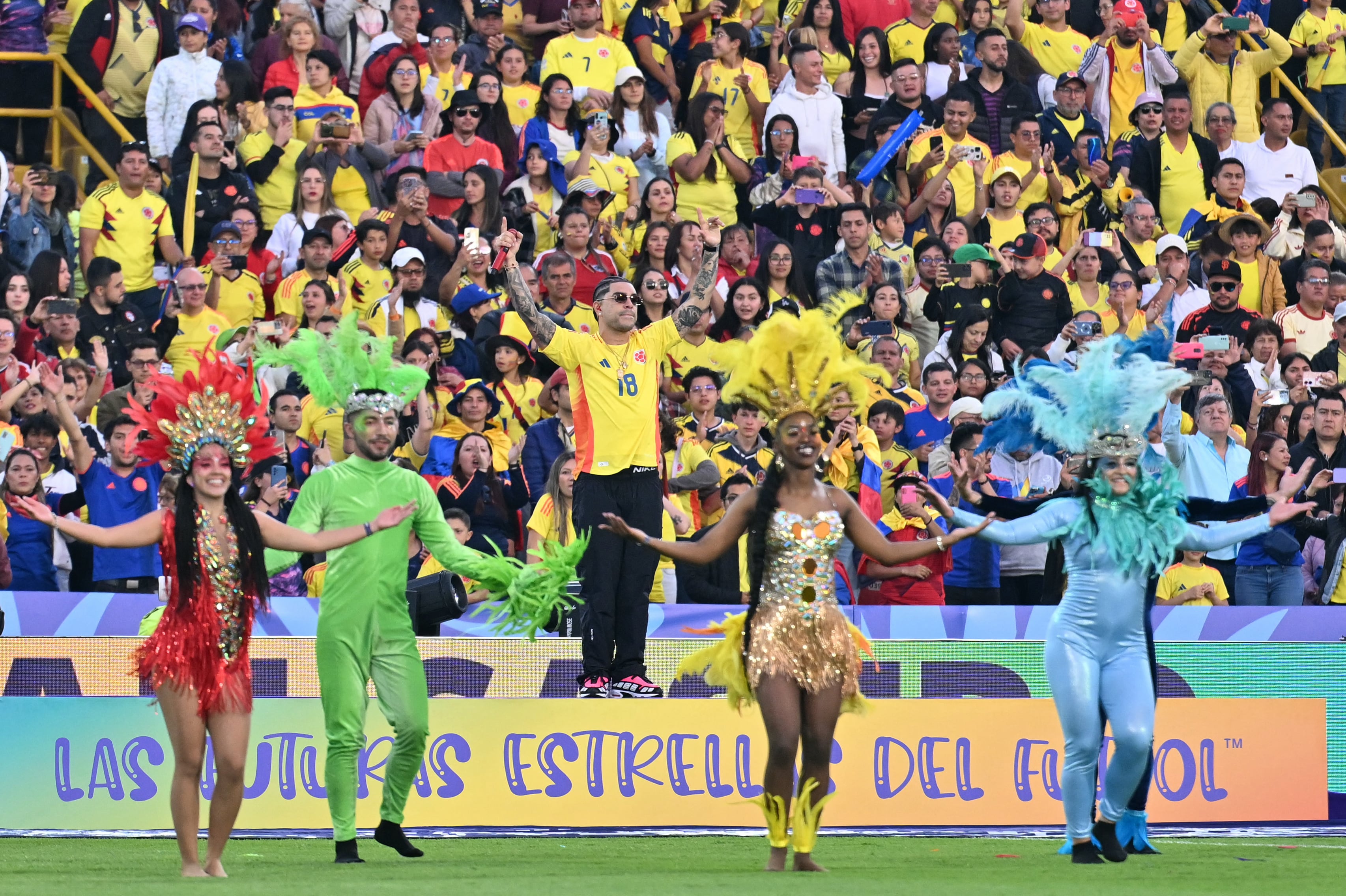 El cantante colombiano Ryan Castro actúa antes del partido de la Copa Mundial Femenina Sub-20 de la FIFA 2024 entre Colombia y Australia en el estadio El Campín de Bogotá