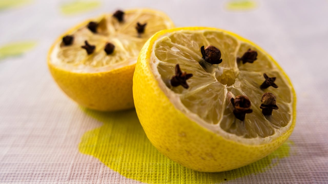 Clavos de olor y limón para ahuyentar las moscas.