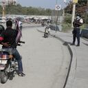 Un oficial de policía cachea a un motociclista en un puesto de control en Puerto Príncipe, Haití, el sábado 1 de julio de 2023.