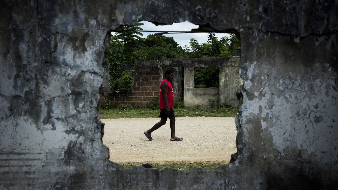 “Esos paras tumbaban los postes de luz para que no tuviéramos electricidad, y pudieran entrar a las casas rompiendo puertas y ventanas”, dice Macheche.