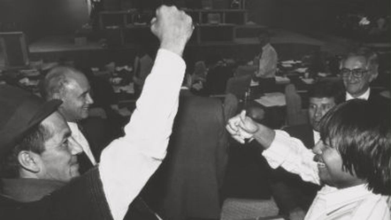 Lorenzo Muelas y Francisco Rojas Birry celebran la promulgación de la Carta.