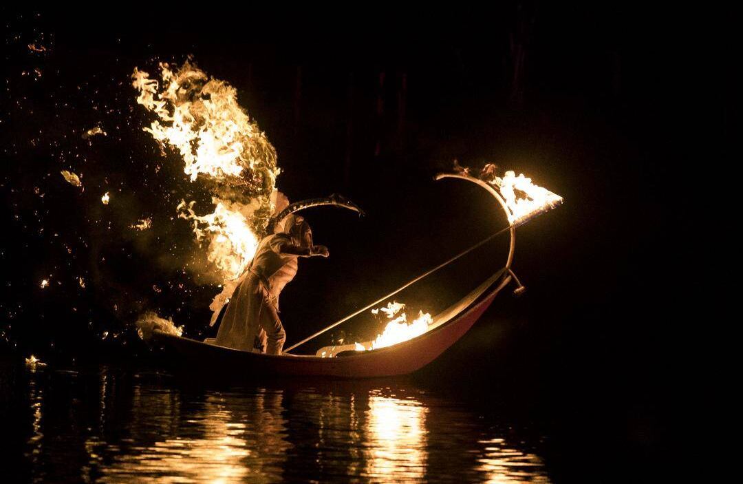 El grupo francés Ilotopie se tomó el lago del parque con un espectáculo de luces y acrobacias. Foto: Esteban Vega