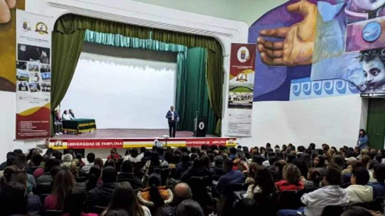 En Pamplona se adelanta una mesa de diálogo con los estudiantes.