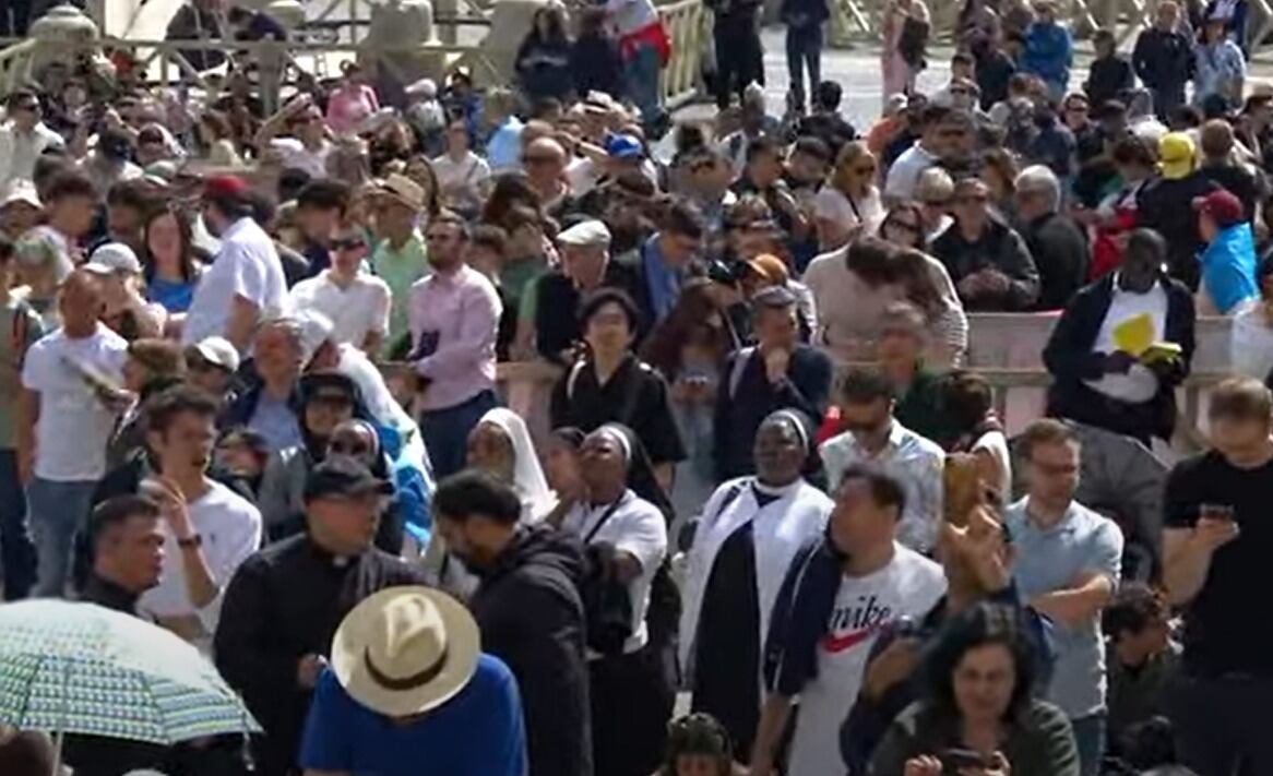En la plaza de San Pedro ya hay fieles que se reúnen a rezar y a esperar en el momento en que se conozca si hay o no papa. Foto: Vatican News